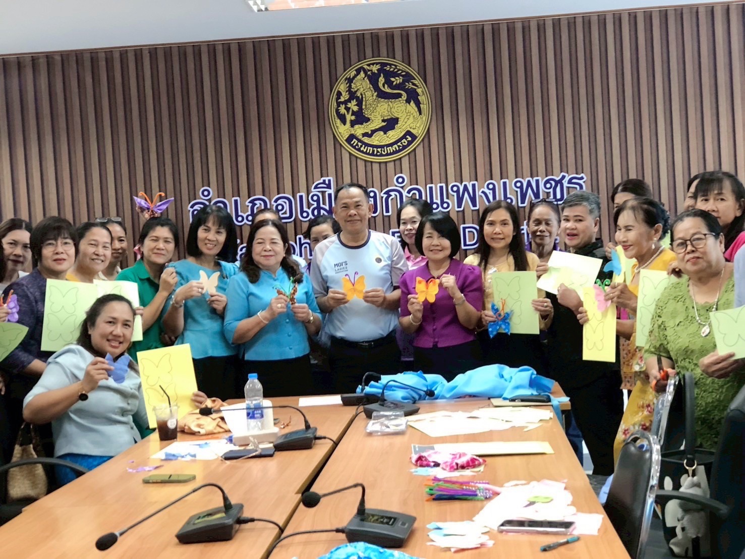 พช.กำแพงเพชร ร่วมจัดกิจกรรมประดิษฐ์ผีเสื้อ จากผ้าไทยประจำจังหวัด เพื่อสนับสนุนการออกร้านงานกาชาดของสมาคมแม่บ้านมหาดไทย ประจำปี 2568